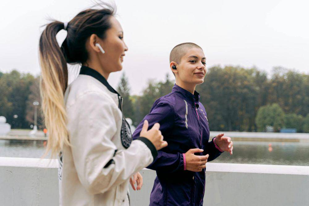 ilustrasi jogging bareng teman (pexels.com/Antoni Shkraba)