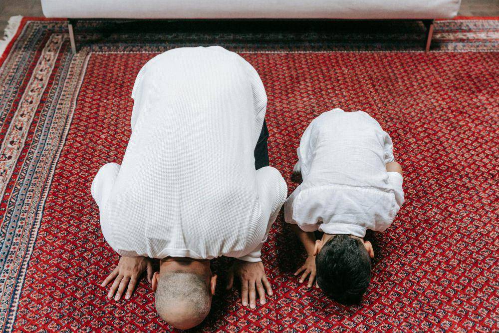 ilustrasi mengajak anak salat berjamaah (pexels.com/Timur Weber)