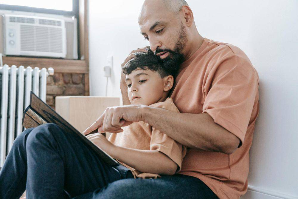 ilustrasi ayah menjelaskan makan Lailatul Qadar (pexels.com/Timur Weber)