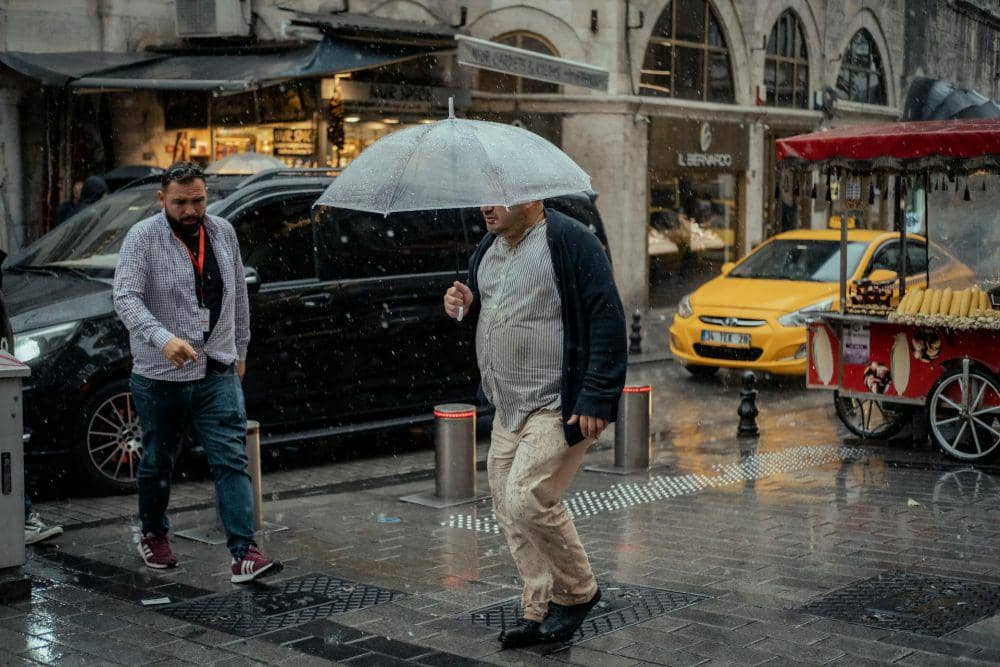 ilustrasi seseorang memakai payung (pexels.com/Zeynep Sude Emek)