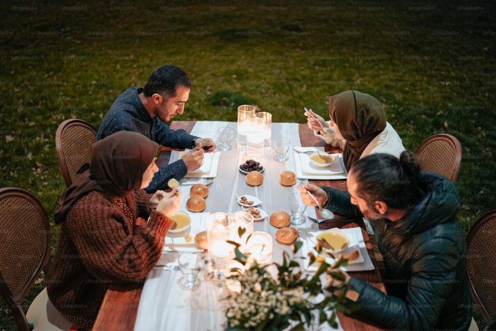ilustrasi momen berbuka bersama keluarga (unplash.com/Ahmet Kurt)