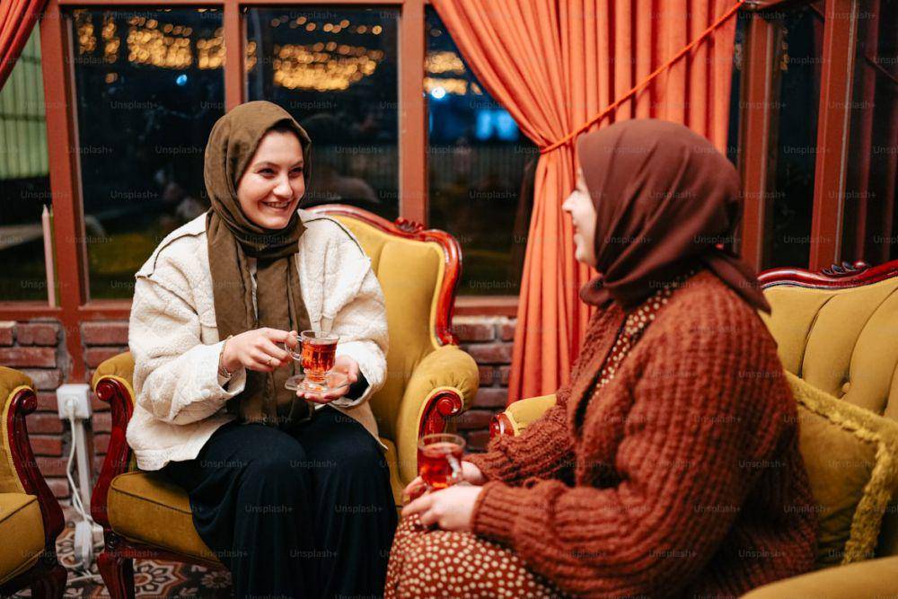 ilustrasi wanita berbuka dengan sirup (unplash.com/ahmet kurt)