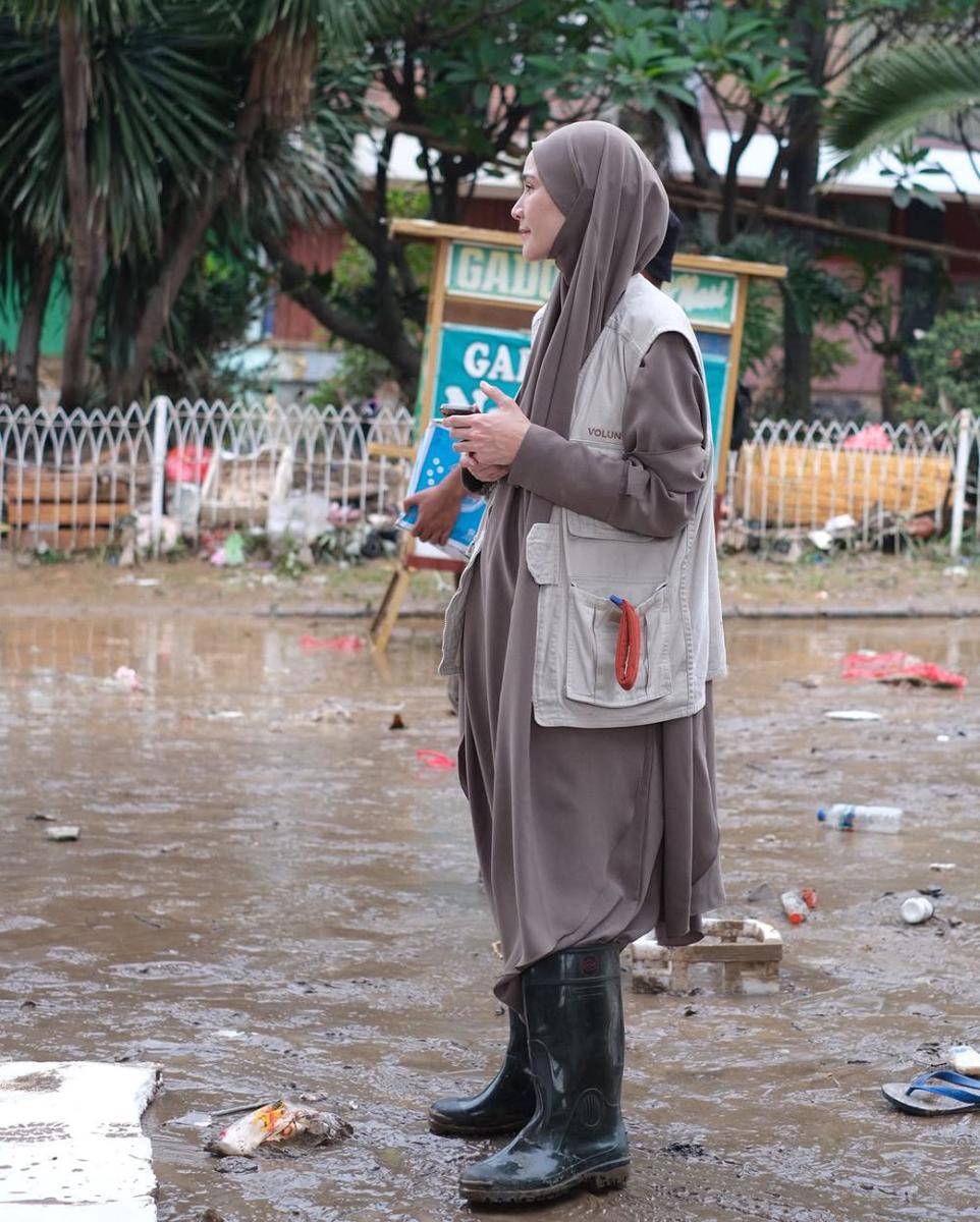 potret Zaskia Adya Mecca jadi relawan banjir (instagram.com/zaskiadyamecca)