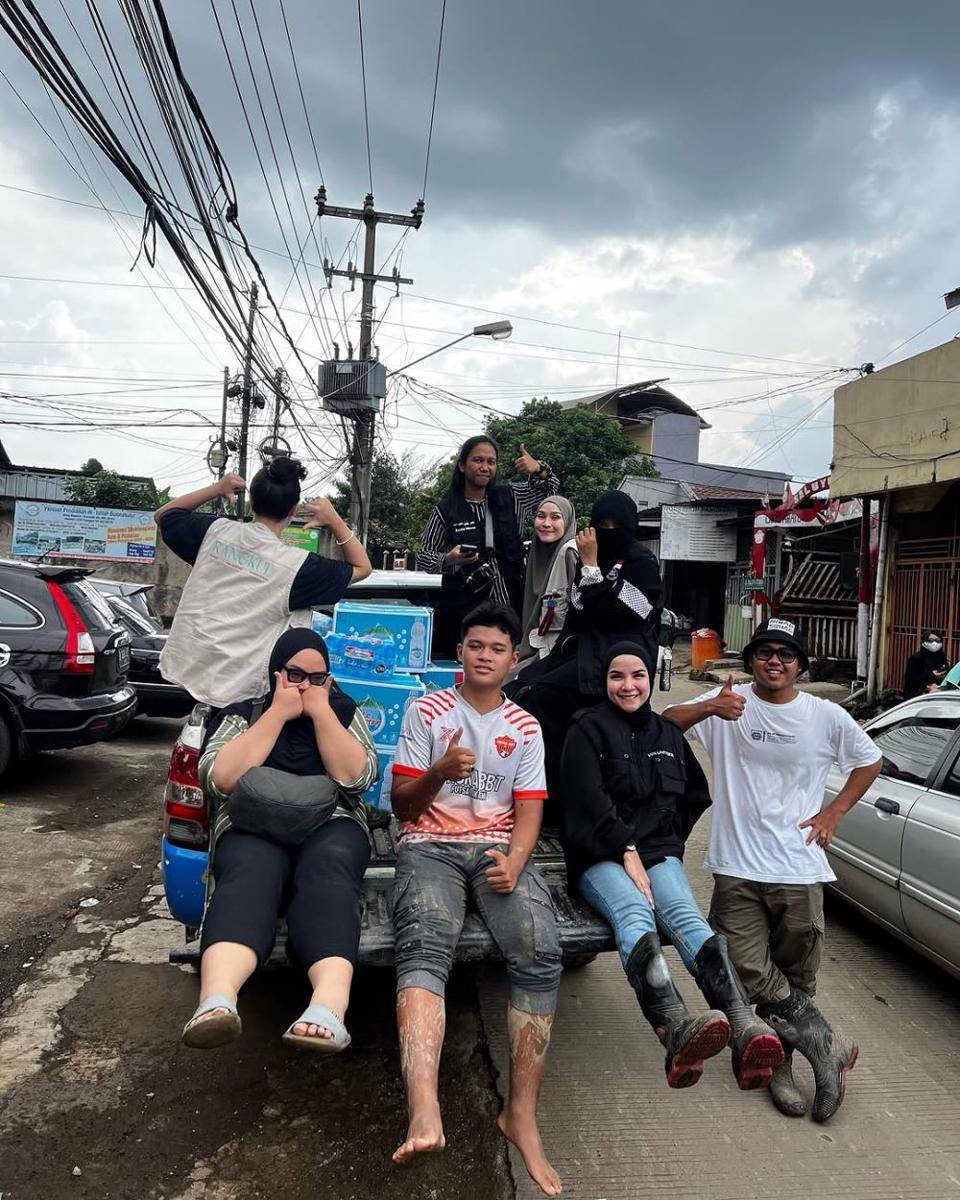potret Zaskia Adya Mecca jadi relawan banjir (instagram.com/zaskiadyamecca)