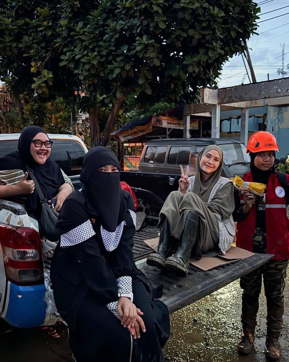 potret Zaskia Adya Mecca jadi relawan banjir (instagram.com/zaskiadyamecca)