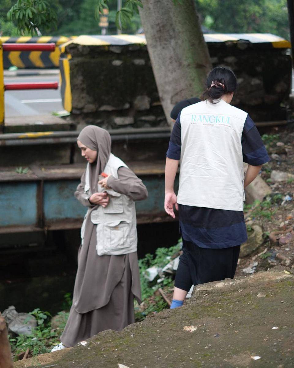 potret Zaskia Adya Mecca jadi relawan banjir (instagram.com/zaskiadyamecca)