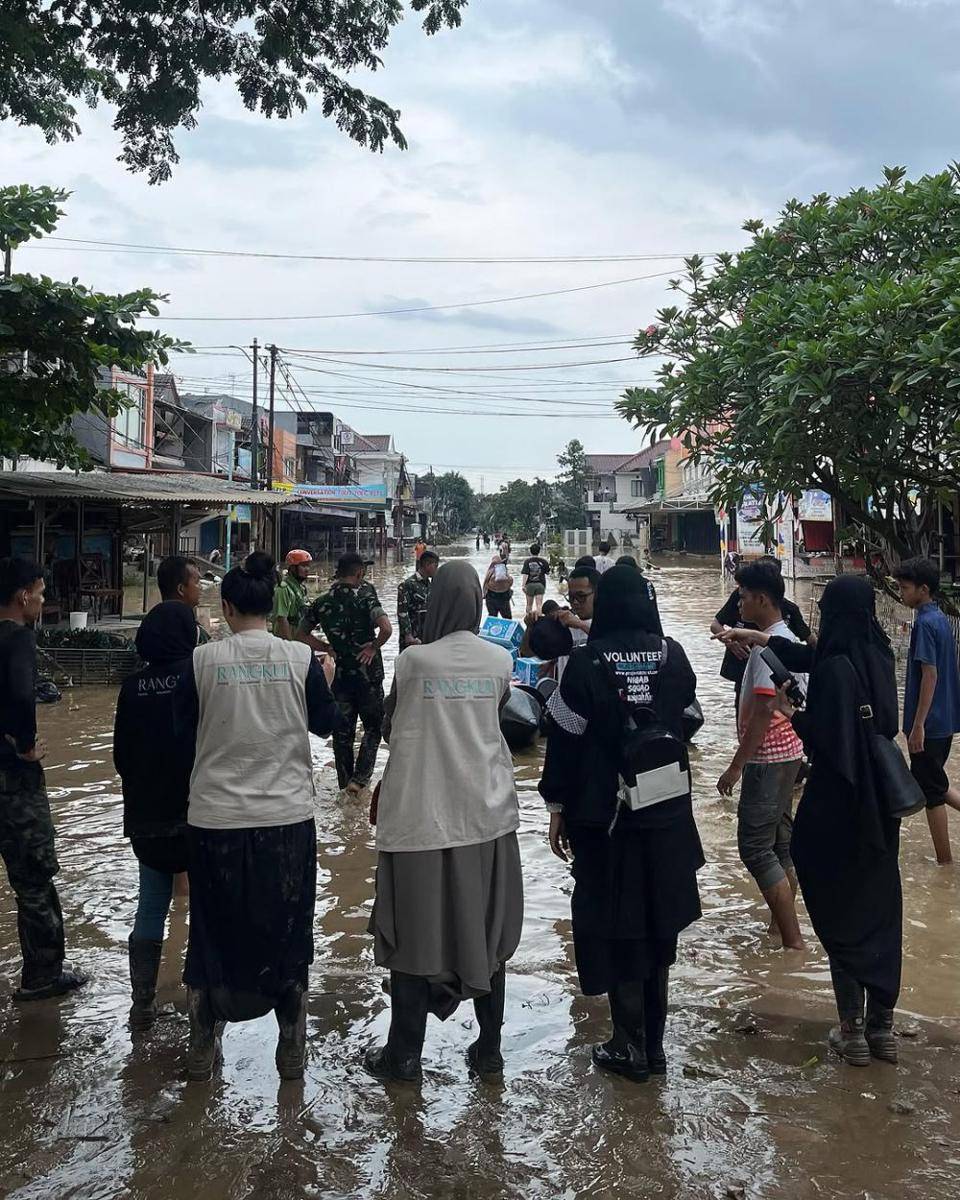 potret Zaskia Adya Mecca jadi relawan banjir (instagram.com/zaskiadyamecca)