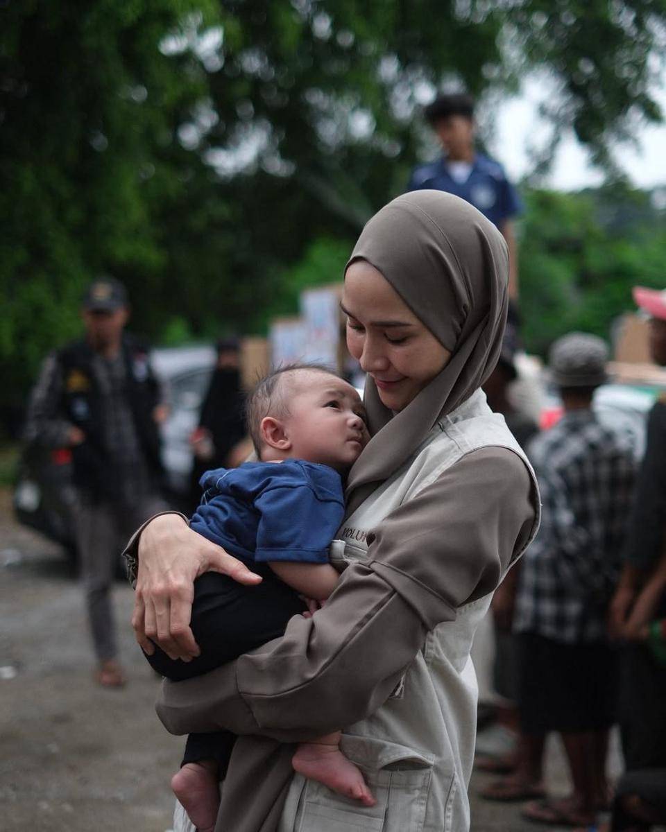 potret Zaskia Adya Mecca jadi relawan banjir (instagram.com/zaskiadyamecca)