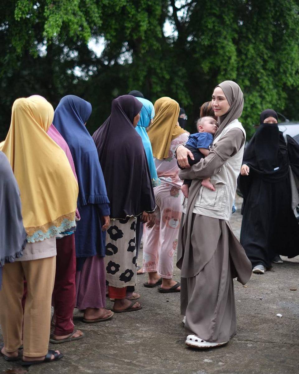 potret Zaskia Adya Mecca jadi relawan banjir (instagram.com/zaskiadyamecca)