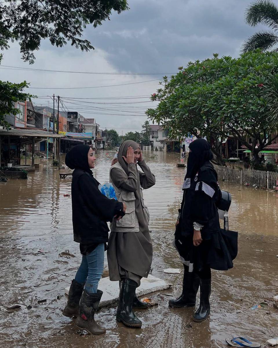 potret Zaskia Adya Mecca jadi relawan banjir (instagram.com/zaskiadyamecca)