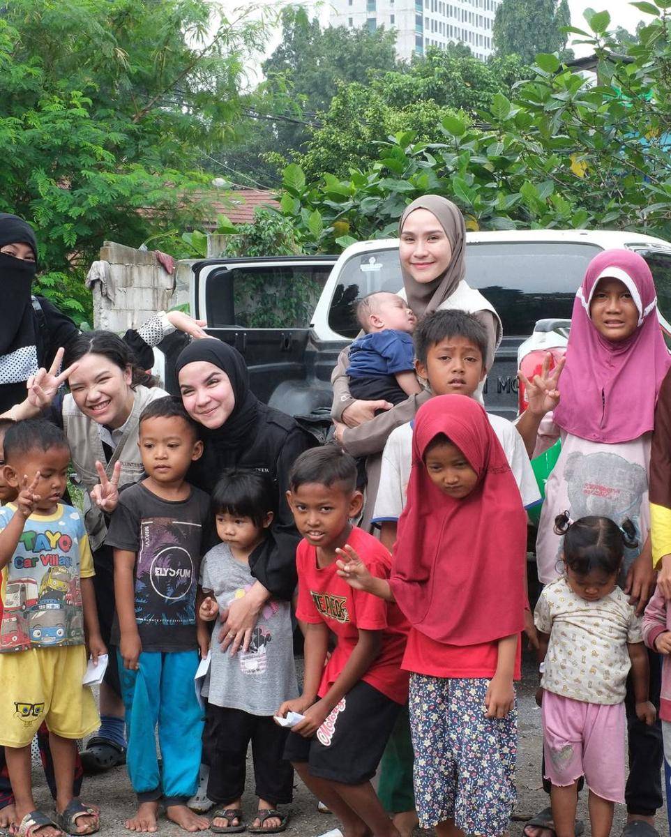 potret Zaskia Adya Mecca jadi relawan banjir (instagram.com/zaskiadyamecca)