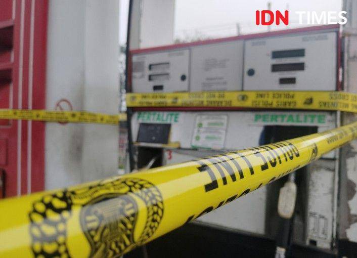 SPBU diberi garis polisi (IDN Times/Eko Agus Herianto)