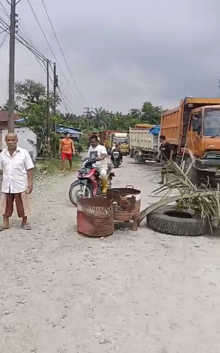 Jalan Selesai Langkat Rusak, Warga Blokade Jalan Harapkan Perbaikan