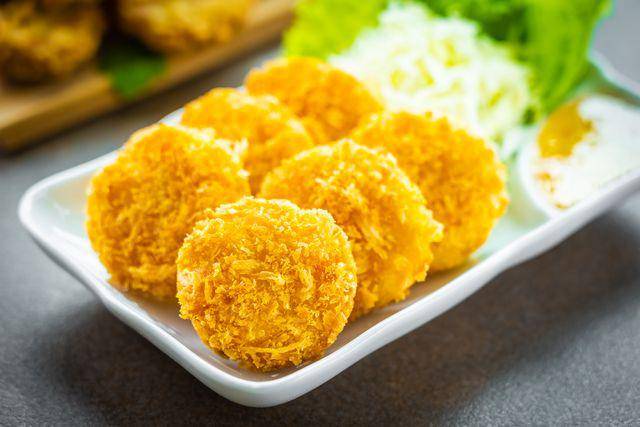 Potret korokke khas Jepang (vecteezy.com/Siraphol Siricharattakul)