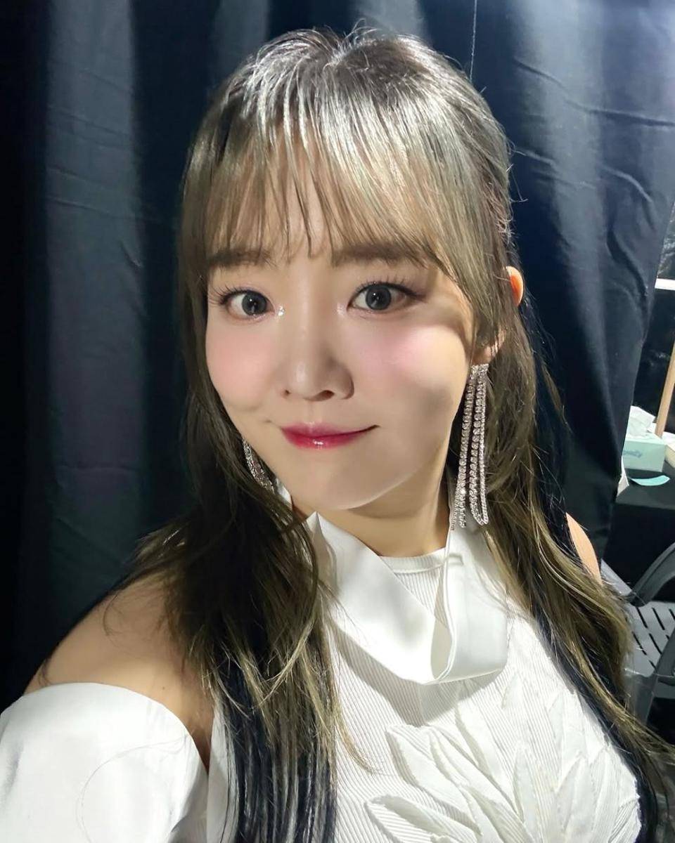 Younha (Instagram.com/younha_holic)