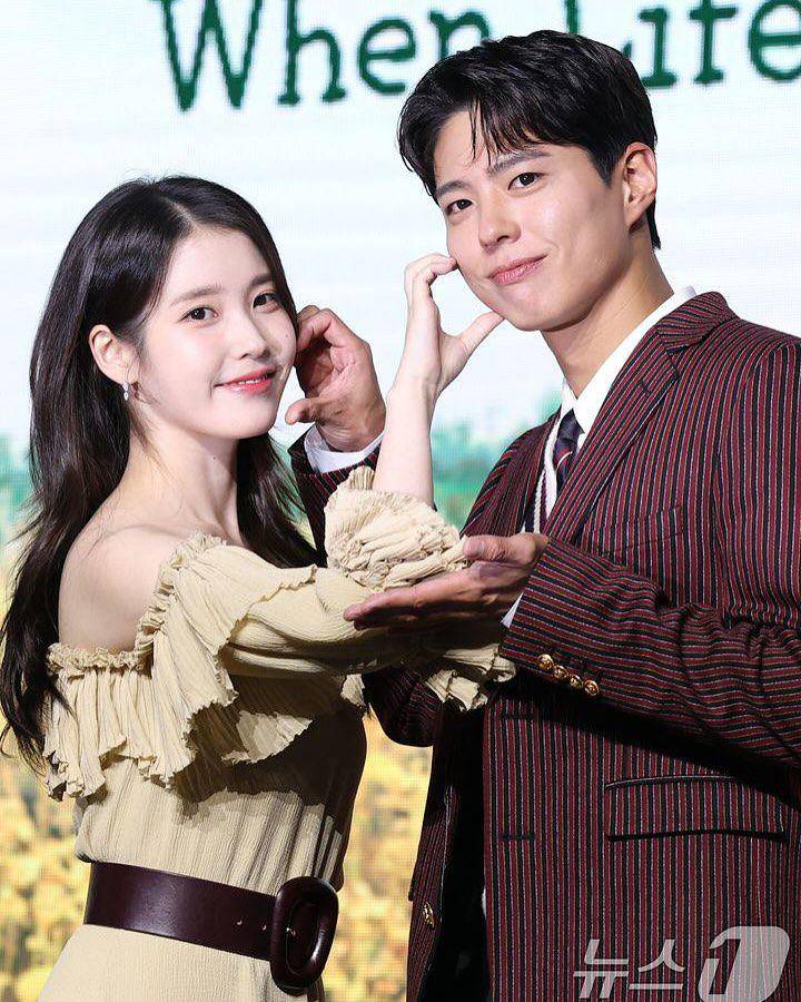 potret IU dan Park Bo Gum dalam konferensi pers When Life Gives You Tangerines (instagram.com/dlwlrma)