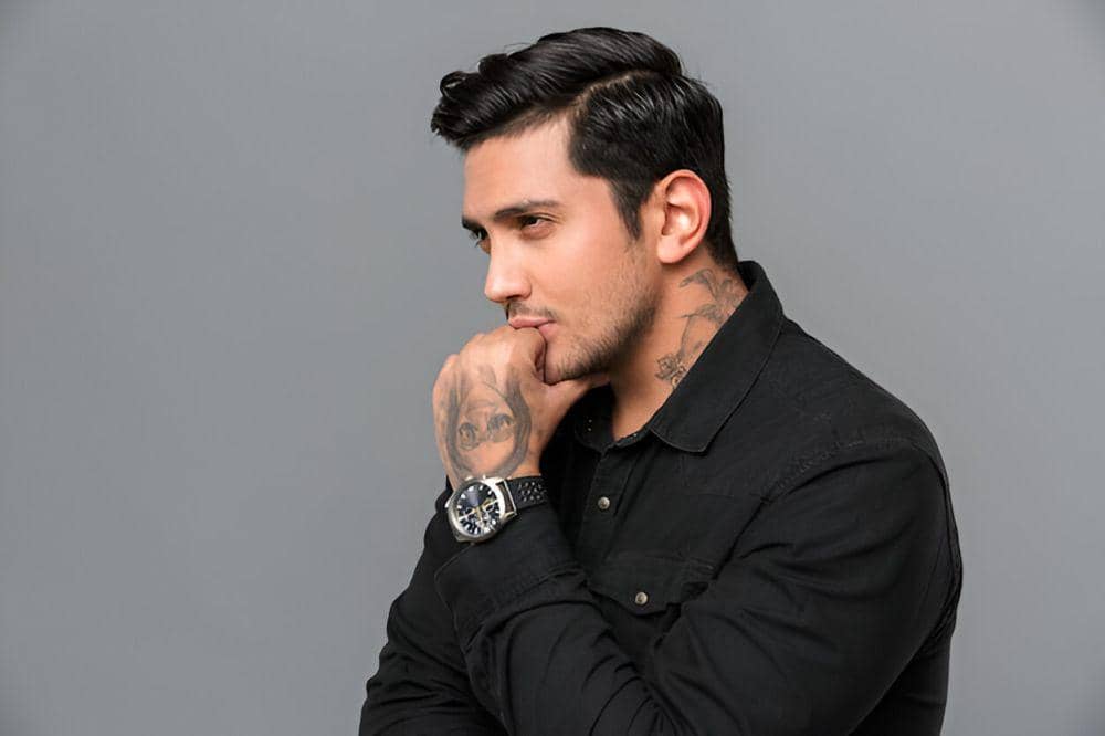 ilustrasi pria dengan potongan rambut jenis side part (freepik.com/drobotdean)