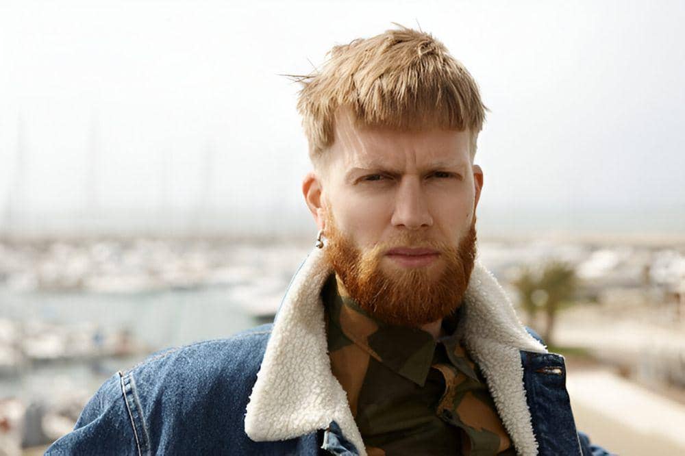 ilustrasi pria dengan potongan rambut jenis french crop (freepik.com/karlyukav)