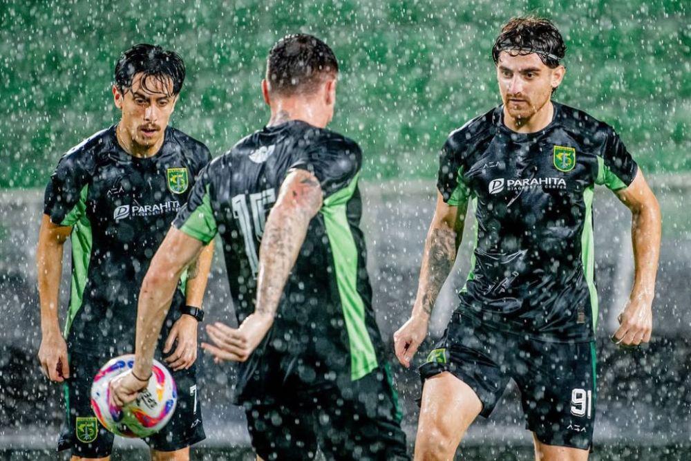 2 Pemain Andalan Persebaya Absen dalam Derby Suramadu