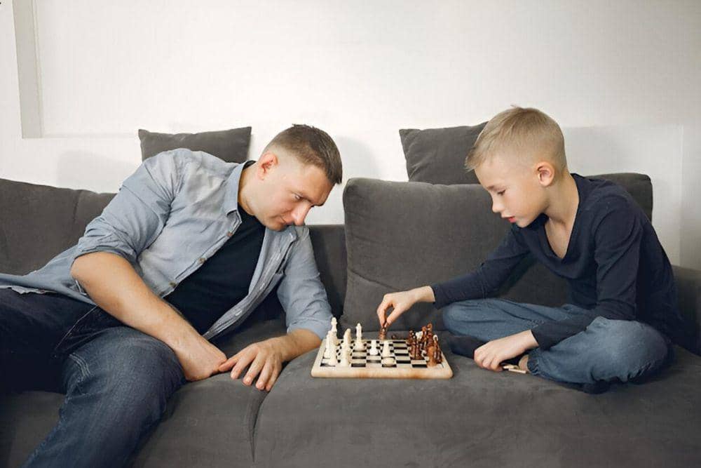 7 Keuntungan Bermain Catur dengan Anak sebagai Quality Time, Tertarik?