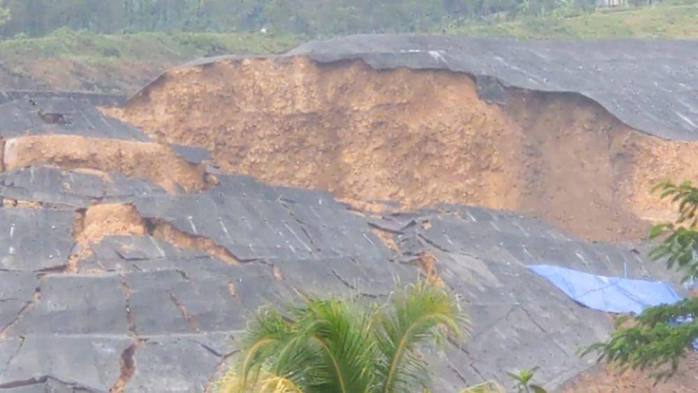 Tebing bendungan Bagong di Trenggalek yang alami longsor. IDN Times/ istimewa