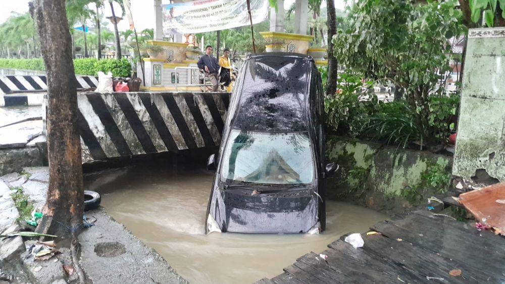 Mobil warga Balikpapan Tengah yang masuk ke dalam saluran air setelah sebelumnya terseret banjir hingga 100 meter. (Dok. Istimewa)