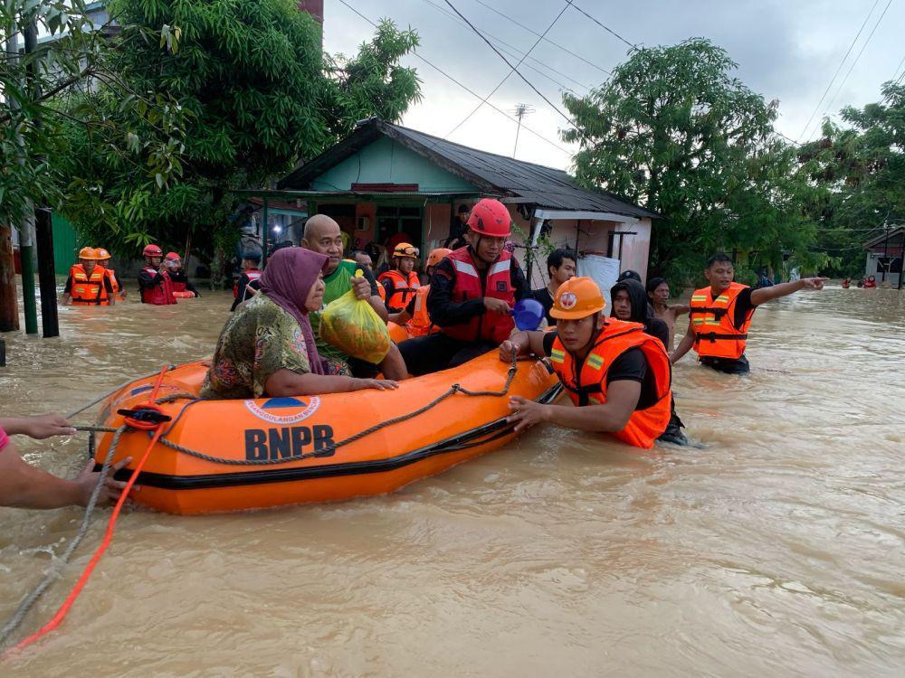 Evakuasi korban banjir Balikpapan oleh tim SAR gabungan, Jumat (7/3/2025). (Dok. Satbrimob Polda Kaltim)