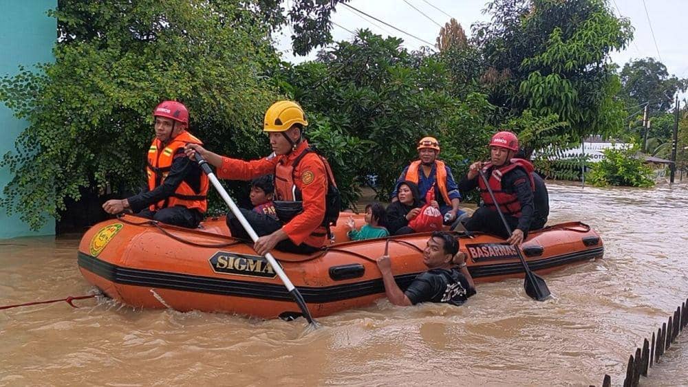 Evakuasi warga terdampak banjir di Balikpapan. (Dok. Satbrimob Polda Kaltim)