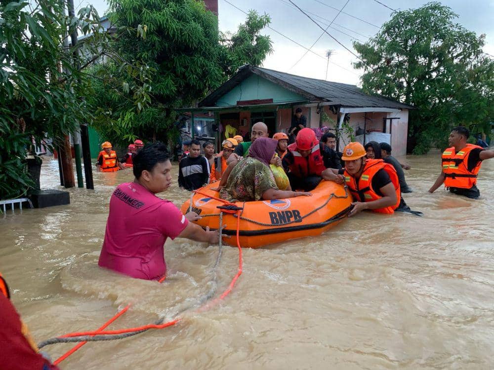 Proses evakuasi warga korban banjir di Balikpapan. (Dok. Satbrimob Polda Kaltim)