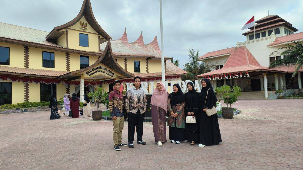 Perwakilan Mahasiswa Mahasiswi KKN Unida Gontor dan Dosen Pembimbing Lapangan KKNI Unida Gontor