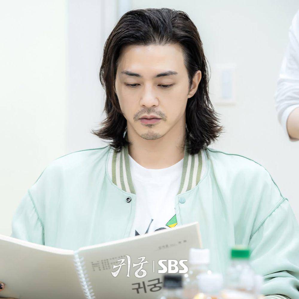 potret pembacaan naskah drama The Haunted Palace (instagram.com/sbsdrama.official)