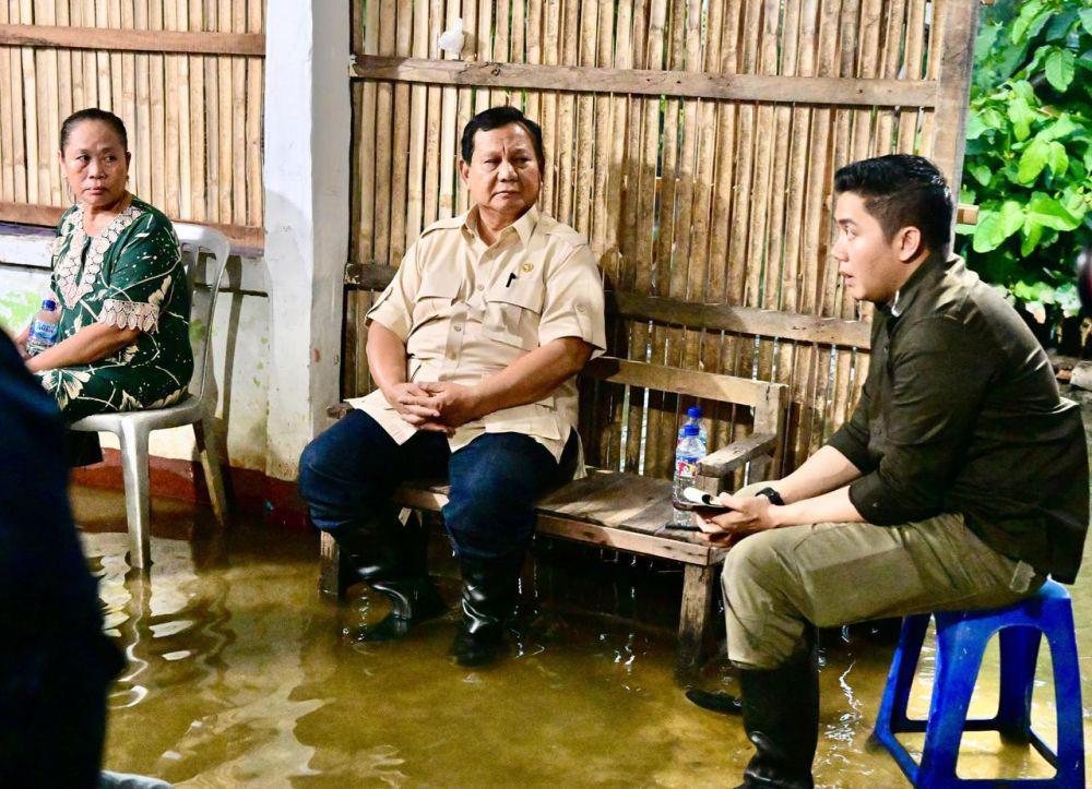 Potret Prabowo Ditemani Teddy Tinjau Warga Terdampak Banjir di Bekasi