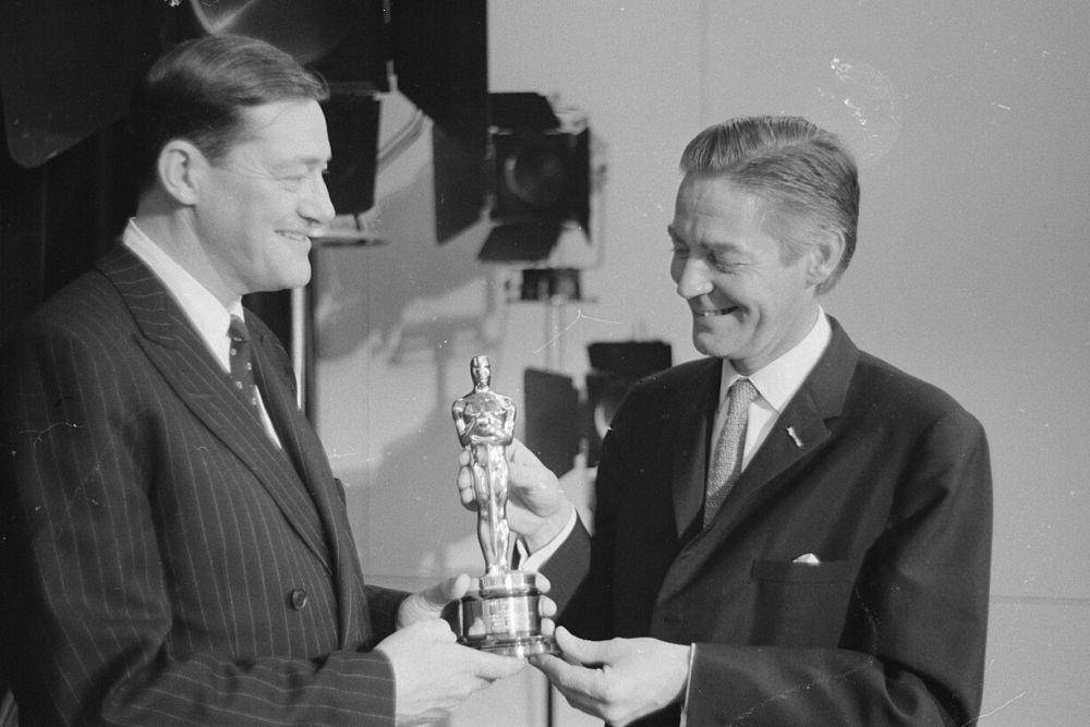 penyerahan piala Oscar kepada Bert Haanstra oleh Duta Besar Amerika (commons.wikimedia.org/Harry Pot / Anefo)