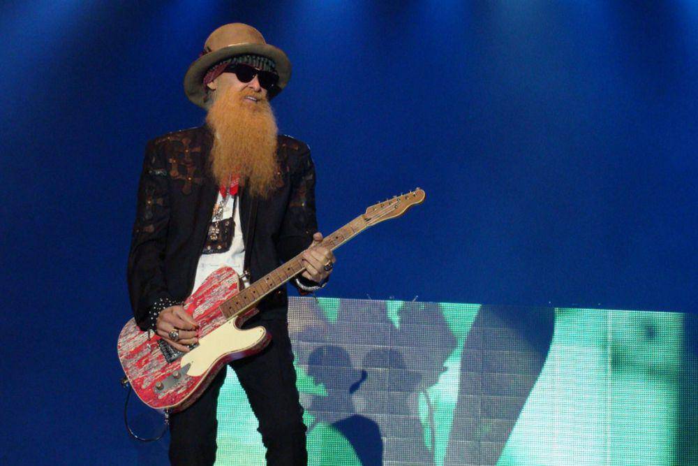 personel ZZ Top, Billy Gibbons, saat konser di Azkena Rock Festival, Juni 2015 (commons.wikimedia.org/Alberto Cabello)