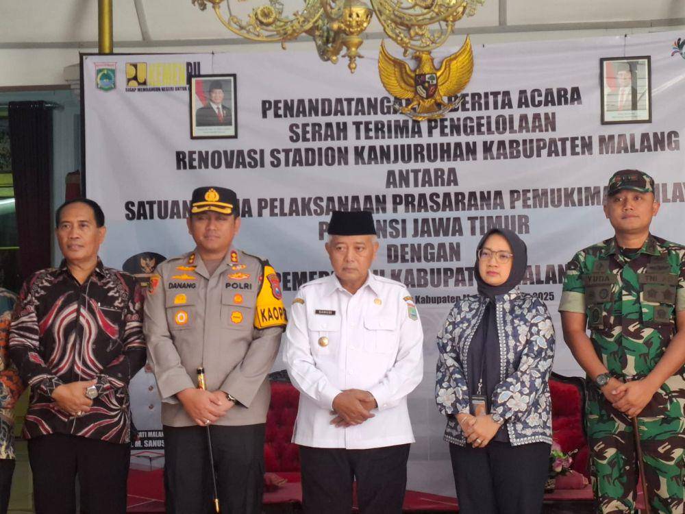 Bupati Malang, Muhammad Sanusi saat menandatangani Berita Acara Serah Terima Operasional (BASTO) Stadion Kanjuruhan bersama Kementerian PU. (IDN Times/Rizal Adhi Pratama)