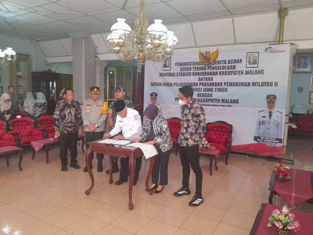 Bupati Malang, Muhammad Sanusi saat menandatangani Berita Acara Serah Terima Operasional (BASTO) Stadion Kanjuruhan bersama Kementerian PU. (IDN Times/Rizal Adhi Pratama)