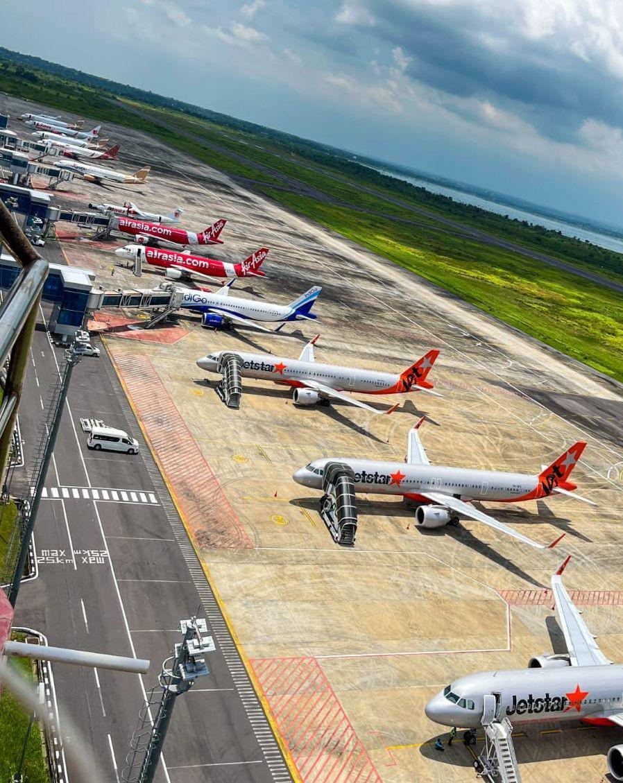 Apron Bandara Internasional Lombok dipenuhi pesawat parkir imbas pengalihan pendaratan pesawat karena penutupan runway Bandara I Gusti Ngurah Rai Bali, Sabtu (8/3/2025). (IDN Times/Bandara Lombok))