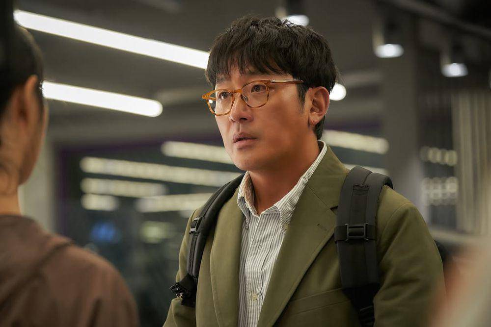 still cuts film Lobby (instagram.com/showbox.movie)