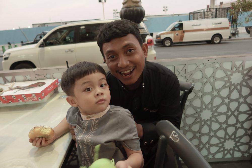 Dinda Hauw dan Rey Mbayang buka puasa di Madinah (Instagram.com/dindahw)