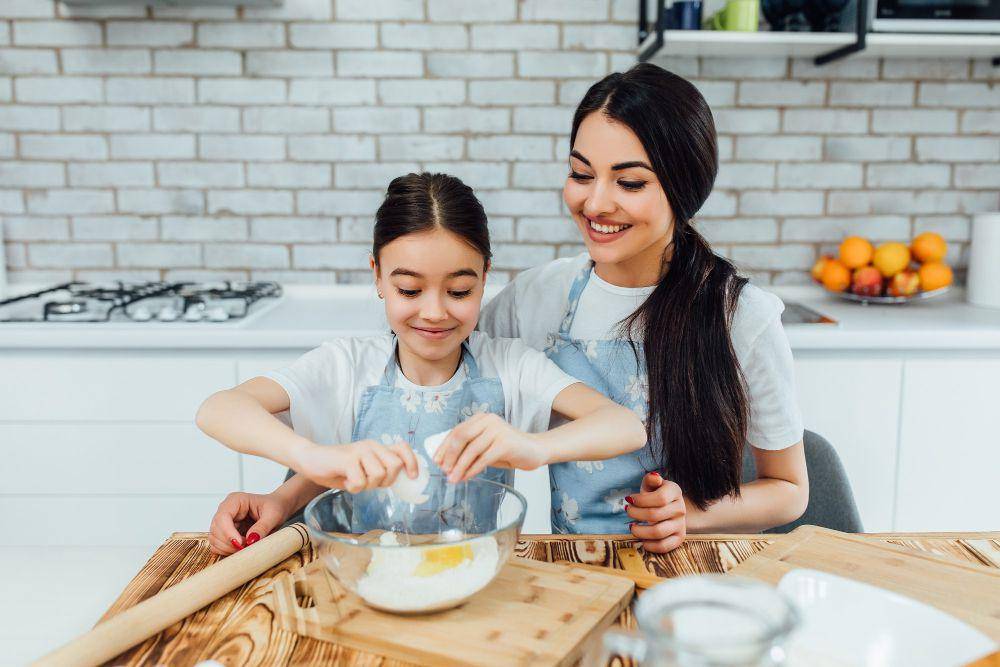 ilustrasi anak membantu ibu memasak (freepik.com/artursafronovvvv)