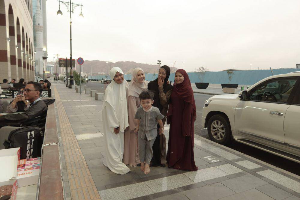 Dinda Hauw dan Rey Mbayang buka puasa di Madinah (Instagram.com/dindahw)