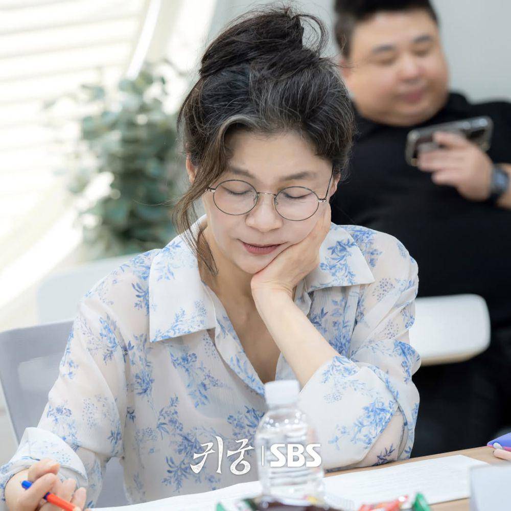 potret pembacaan naskah drama The Haunted Palace (instagram.com/sbsdrama.official)