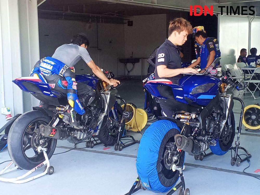 Para kru menyiapkan motor di garasi Sirkuit Mandalika pada acara TDR Trackday, Sabtu (8/3/2025). (IDN Times/Muhammad Nasir)