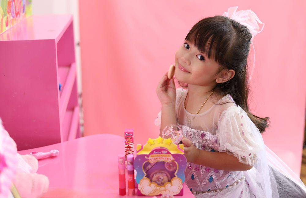 Potret anak menggunakan Amara Beauty Bag Make Up Kit Starry Sky dan Amara Magic Lip Crayon dari Amara Cosmetics for Kids. (dok. Amara Cosmetics for Kids)