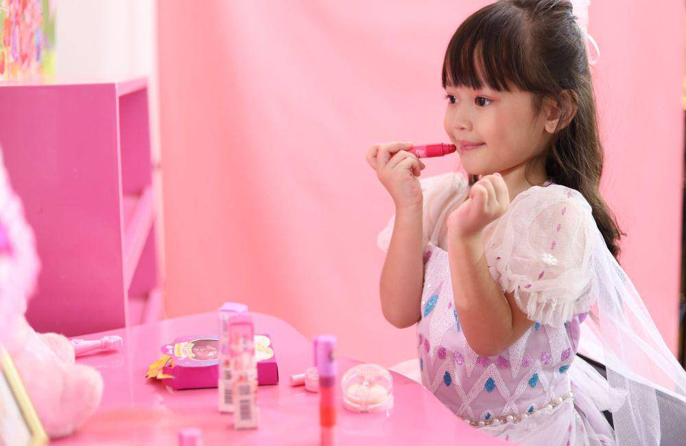 Potret anak menggunakan Amara Beauty Bag Make Up Kit Starry Sky dan Amara Magic Lip Crayon dari Amara Cosmetics for Kids. (dok. Amara Cosmetics for Kids)