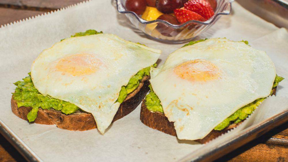 ilustrasi sandwich telur dan alpukat (unsplash.com/Freddy G)