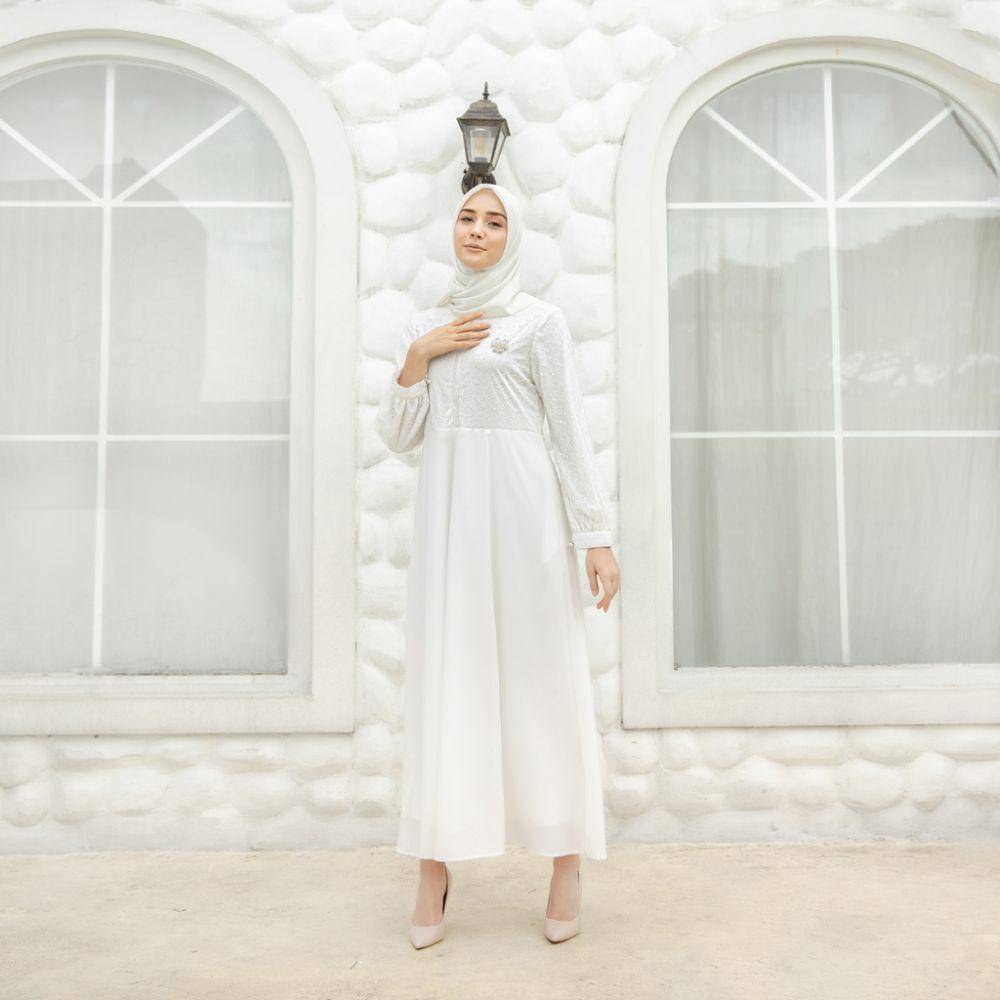 SIMPLICITY - White Lace Zipper Maxi Dress (shopee.co.id/Simplicity and Graphis)