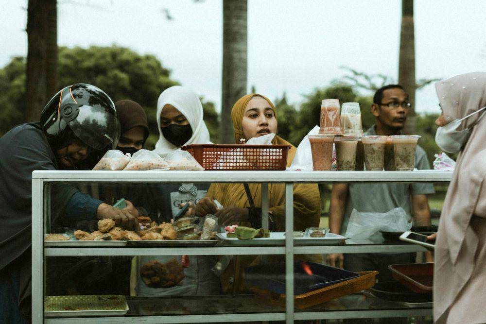 ilustrasi berburu takjil untuk buka puasa ramadan (unsplash.com/Umar ben)