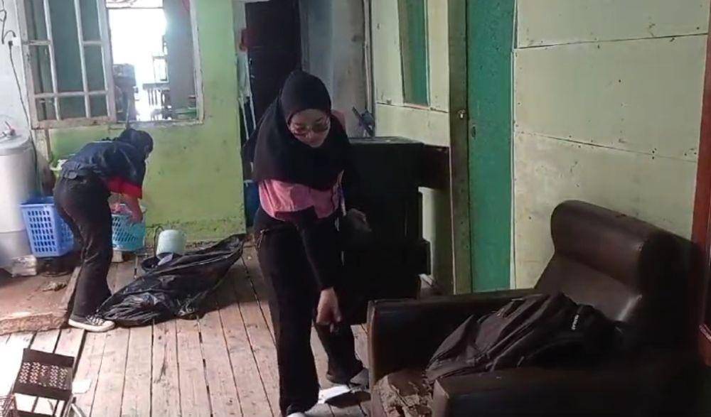 Warga melakukan evakuasi barang-barang di indekos yang terdampak (IDN Times/Putra Gema Pamungkas)