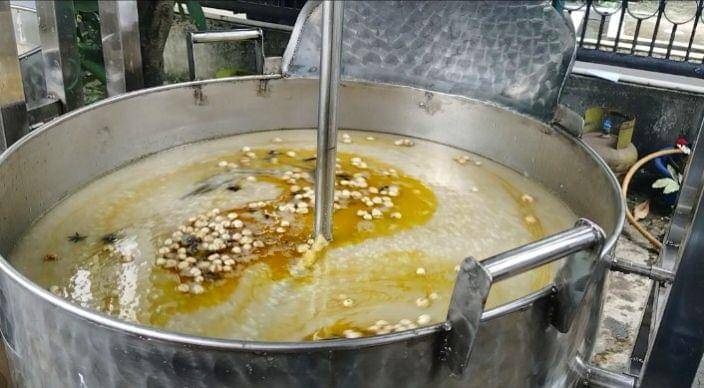 makanan khas Aceh bubur kanji saat diolah di dapur Masjid Aceh Sepakat (IDN Times/Eko Agus Herianto)